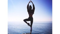 Kakak dari Kylie Jenner, Kendall Jenner melakukan pose yoga sambil menghadap ke laut Foto: Instagram/kendalljenner