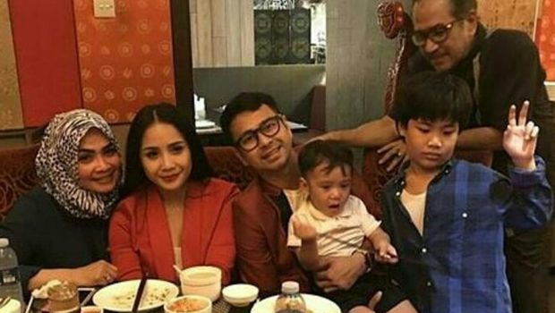 Pernah Dikabarkan Tak Akur, Ini Kedekatan Raffi Ahmad dan Sang Mertua