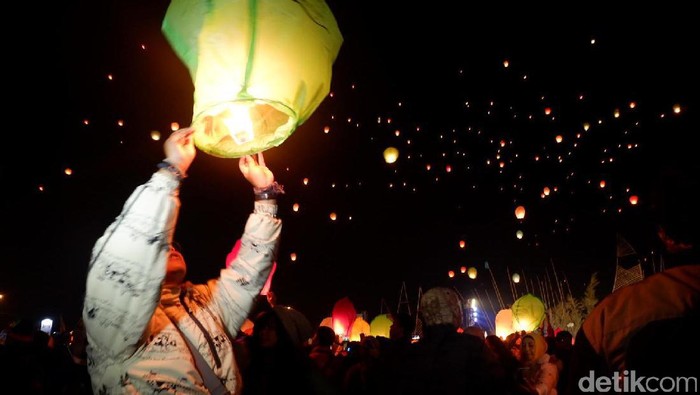 Ribuan Lampion Diterbangkan di Candi Arjuna Dieng