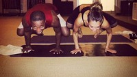 Artis cantik berusia 36 tahun ini menjaga kesehatan tubuhnya dengan melakukan yoga. Di foto tersebut tampak Jessica Alba berlatih bersama partner yoga-nya. Foto: Instagram/jessicaalba