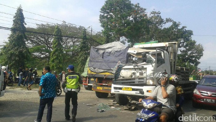 2 Truk Adu Banteng di Purworejo