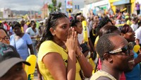 Masyarakat Jamaika di Kingston tampak kecewa dengan kekalahan Bolt tersebut (Foto: REUTERS/Gilbert Bellamy)