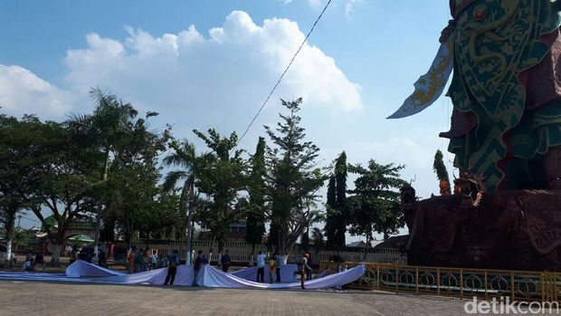 Patung Raksasa di Kelenteng Tuban Ditutup Kain Putih