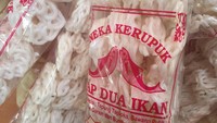 Mirip kerupuk kanji tetapi lebih kecil ukurannya. Melingkar seperti bunga bentuknya bundar. Kerupuk rasa ikan ini renyah gurih, enak dicocol kecap manis. (Foto: Istimewa)