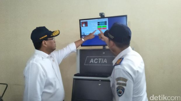 Menteri Perhubungan Budi Karya Sumadi saat meninjau Politeknik Keselamatan Transportasi Jalan di Tegal, Jateng