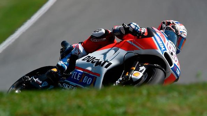 Ducati Teams Italian rider Andrea Dovizioso rides his Ducati during the qualification of the Moto GP Grand Prix of the Czech Republic in Brno on August 5, 2017. / AFP PHOTO / Michal Cizek        (Photo credit should read MICHAL CIZEK/AFP/Getty Images)