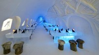 Snow Castle Restaurant di Finlandia cocok bagi penyuka udara dingin. Seluruh restoran yang dibangun kembali tiap musim dingin ini terbuat dari salju atau es. Karena itu tamu perlu segera makan sebelum hidangan terlalu dingin. (Foto: Istimewa)