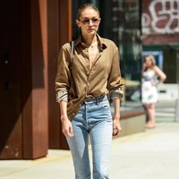 Masukkan satu sisi kemeja ke dalam celana untuk membuat penampilann Anda tampak stylish namun terkesan effortless. Jangan lupa sepatu dengan desain unik untuk tampil mencuri atensi. Foto: Ist.