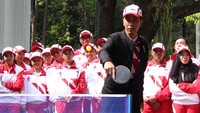 Begini gaya Presiden Jokowi saat bermain tenis meja di halaman tengah Istana Kepresidenan, Jl Medan Merdeka Utara, Jakarta, Senin (7/8/2017) pagi.