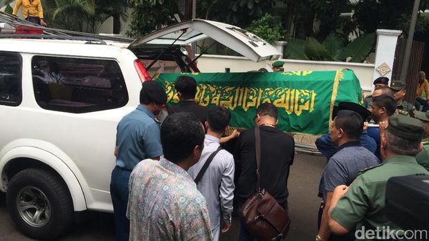 Ambulans yang mengantar jasad mantan Gubernur Jawa Timur Basofi Sudirman tiba di rumah duka di Kemang