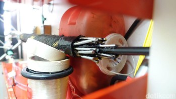 Jadilah kabel optik seperti ini. Serat optik tadi dilapisi baja lho, biar internetan tidak terganggu.  Foto: Agus Tri Haryanto/detikINET