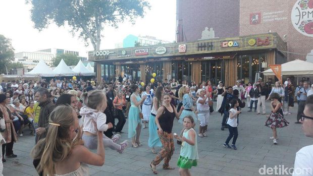 Meriah dan Heboh, Warga Rusia Asyik Menari Poco-poco