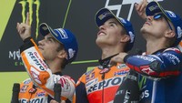 Tiga rider Spanyol di atas podium Brno mengarahkan telunjuk ke langit sebagai sebuah tribute (penghormatan) buat mendiang Angel Nieto. (Foto: Mirco Lazzari gp/Getty Images)