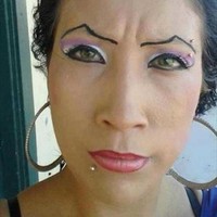 Wanita ini membentuk alisnya seperti menggambar grafik. Foto: ist