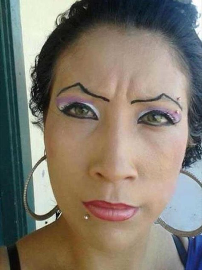 Wanita ini membentuk alisnya seperti menggambar grafik. Foto: ist