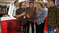 Akbar Tandjung juga menghadiri pameran ini.