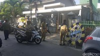 Karangan bunga membanjiri kediaman mendiang Ramiza (Foto: Muhammad Aminudin)