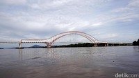 Jembatan Tayan, Sanggau, Kalimantan Barat. Jembatan ini membentang di atas Sungai Kapuas serta Pulau Tayan/Foto: Rachman Haryanto
