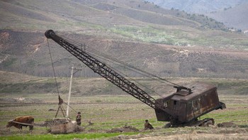 Suasana pertanian dengan perangkat usang di Korut. Foto: Bored Panda