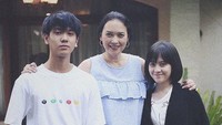 Ini Dilan, Bunda dan Disa. Mirip ya? (Dok. Instagram/falconpictures_)