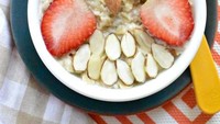 Delicious Oatmeal berbentuk kepala burung hantu menggemaskan. Dibuat dari oatmeal dengan kacang almond, coklat dan blueberry untuk wajah beruang yang lebih detail.