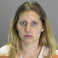 Baju polkadot menjadi tren sepanjang masa, namun alis polkadot agak membingungkan. Melihat foto wanita ini jadi ingin mengisi alisnya yang sudah di titik-titikan itu. Foto: ist