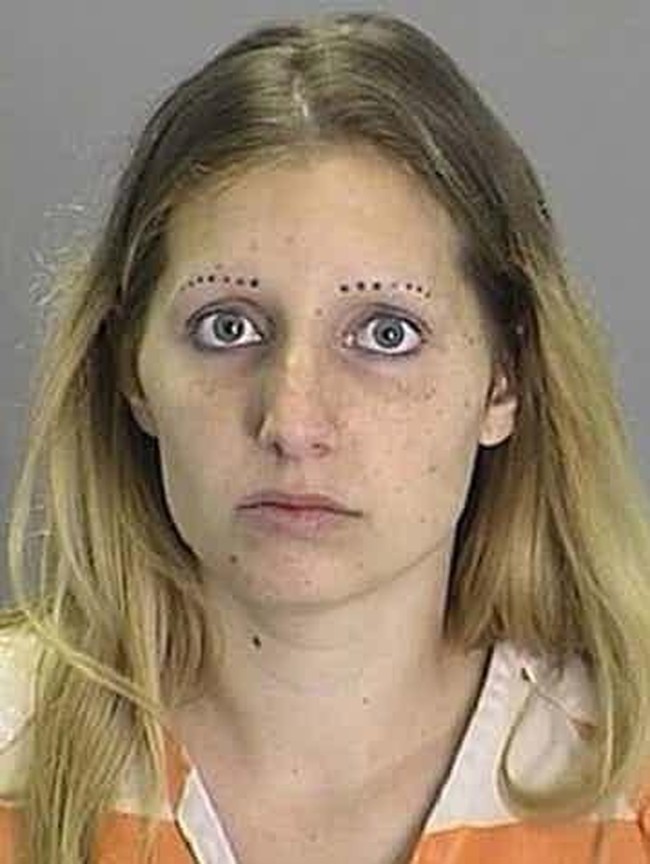 Baju polkadot menjadi tren sepanjang masa, namun alis polkadot agak membingungkan. Melihat foto wanita ini jadi ingin mengisi alisnya yang sudah di titik-titikan itu. Foto: ist