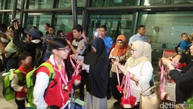 Pelajar peserta lomba IMCS tiba di Bandara Cengkareng.