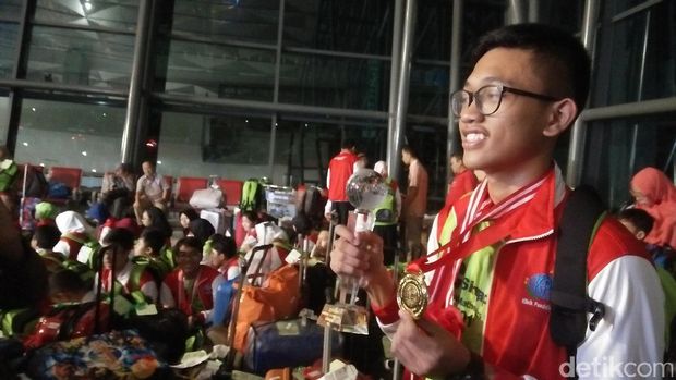 Pelajar peserta lomba IMCS tiba di Bandara Cengkareng.