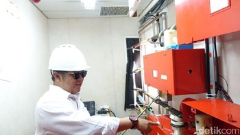 Menkominfo Rudiantara tahu betul soal kabel optik. Sebelum jadi Menteri, ia sering mengurusi hal-hal seperti ini. Foto: Agus Tri Haryanto/detikINET