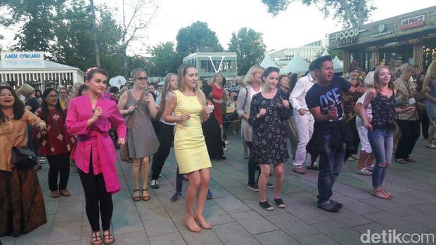 Meriah dan Heboh, Warga Rusia Asyik Menari Poco-poco