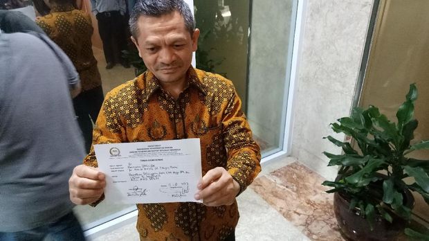 Ketua Departemen Hukum dan HAM PKS Zainuddin Paru melaporkan Viktor di MKD DPR