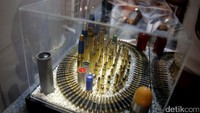 Dalam pameran ini dipamerakan berbagai macam produk dalam negeri yang telah mendunia.