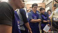 Setelah diberi penjelasan tentang jenis kopi, para peserta langsung memulai praktek meroasting kopi. Ini dia antusiasme para peserta! (Foto: detikFood)
