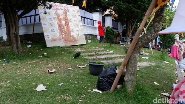 Sampah berserakan di lokasi Dieng Culture Festival (DCF) 2017. 