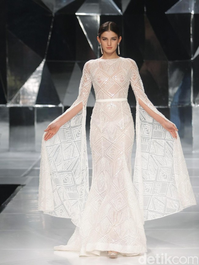 Koleksi terbaru Hian Tjen dengan mengusung tema A Fine Romance Bertempat di Ballroom Grand Hyatt hotel, Jakarta. [Foto: Mohammad Abduh/Wolipop]