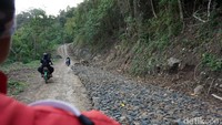 Tapi sayang, untuk menuju ke Puncak Darma dibutuhkan perjuangan ekstra. Akses jalan kebanyakan masih berupa jalan berbatu terjal dan sempit. Traveler mungkin bisa menjangkaunya dengan mobil offroad, atau naik ojek seharga Rp 60 ribu pulang pergi (Mukhlis/detikTravel)