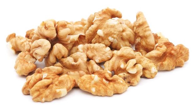 Walnuts bisa untuk membersihkan meja kayu.