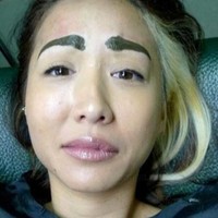 Satu lagi wanita yang gagal dengan hasil tato alis. Lihat saja alisnya yang bentuknya seperti ikan yang akan segera beradu. Foto: ist