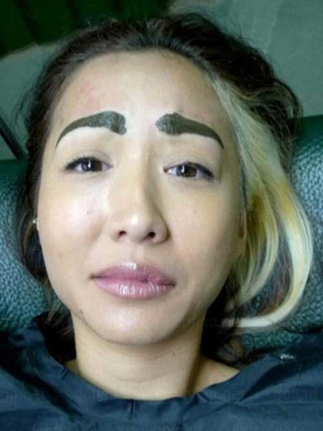 Satu lagi wanita yang gagal dengan hasil tato alis. Lihat saja alisnya yang bentuknya seperti ikan yang akan segera beradu. Foto: ist