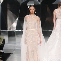 Koleksi terbaru Hian Tjen dengan mengusung tema A Fine Romance Bertempat di Ballroom Grand Hyatt hotel, Jakarta. [Foto: Mohammad Abduh/Wolipop]