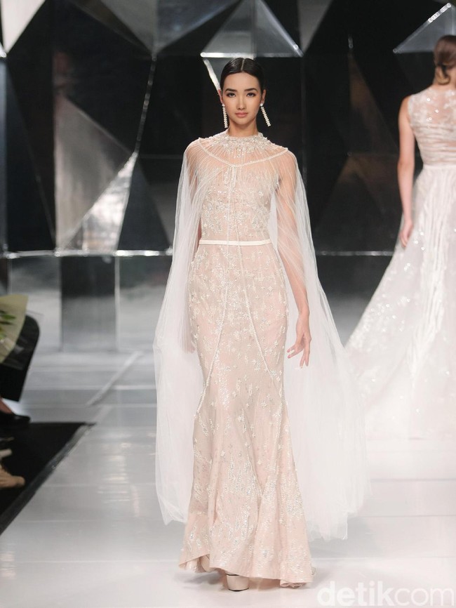 Koleksi terbaru Hian Tjen dengan mengusung tema A Fine Romance Bertempat di Ballroom Grand Hyatt hotel, Jakarta. [Foto: Mohammad Abduh/Wolipop]