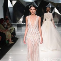 Koleksi terbaru Hian Tjen dengan mengusung tema A Fine Romance Bertempat di Ballroom Grand Hyatt hotel, Jakarta. [Foto: Mohammad Abduh/Wolipop]