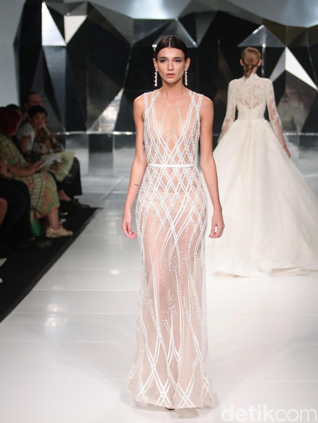 Koleksi terbaru Hian Tjen dengan mengusung tema A Fine Romance Bertempat di Ballroom Grand Hyatt hotel, Jakarta. [Foto: Mohammad Abduh/Wolipop]