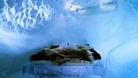 Ice Hotel buka setiap bulan Desember sampai April, dan Juli sampai Agustus. Kenakan pakaian musim dingin ya, biar nggak hipotermia (ICEHOTEL/Facebook)