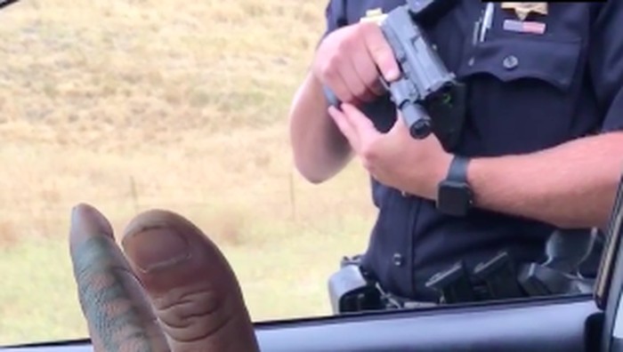 Heboh! Polisi Menilang Menggunakan Senjata Api