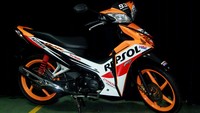Ada tiga tipe pada Honda Blade ini, yaitu Honda Blade 125 FI Drum Brake, Honda Blade 125 FI Disc Brake MMC, dan Honda Blade 125 FI Repsol MMC. Honda Blade 125 FI Drum Brake dijual Rp 16.175.000, Honda Blade 125 FI Disc Brake MMC Rp 16.675.000, dan Honda Blade 125 FI Repsol MMC Rp Rp 17.075.000. Dok. Astra Honda Motor.