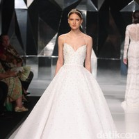 Koleksi terbaru Hian Tjen dengan mengusung tema A Fine Romance Bertempat di Ballroom Grand Hyatt hotel, Jakarta. [Foto: Mohammad Abduh/Wolipop]