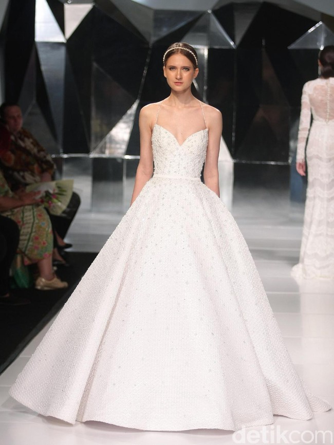 Koleksi terbaru Hian Tjen dengan mengusung tema A Fine Romance Bertempat di Ballroom Grand Hyatt hotel, Jakarta. [Foto: Mohammad Abduh/Wolipop]