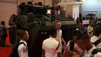Tank milik Pindad dipamerkan.
